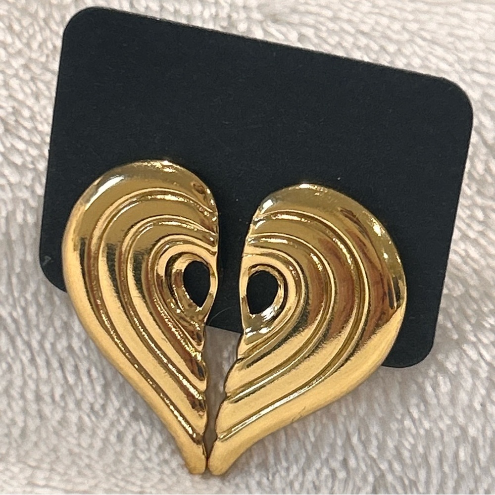 Brand New Vintage looking Gold Heart Earrings 18k gold waterproof jewelry